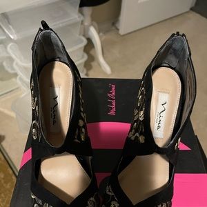 Nina size 8 black suede and gold stitching open toe shoe